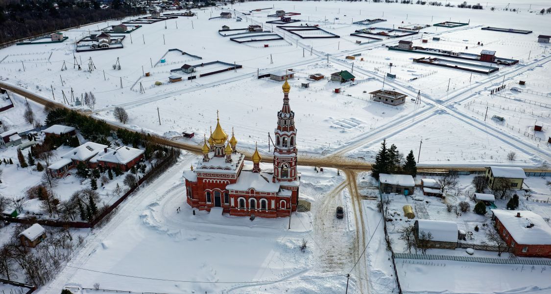 Церковь Михаила Архангела, Красное (Боровский район, Калужская область). общий вид в ландшафте, Вид с высоты