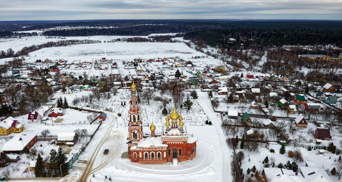 Красное. Церковь Михаила Архангела. общий вид в ландшафте, Вид с высоты