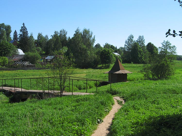 Часовня-купальня Алексия, митрополита Московского, Лигачёво (Солнечногорский городской округ, Московская область). общий вид в ландшафте