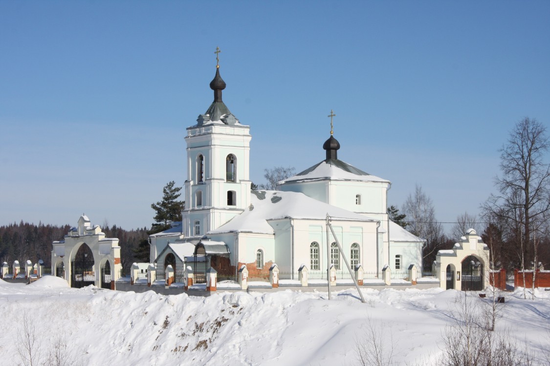 Церковь Троицы Живоначальной, Троицкое (Одинцовский городской округ и ЗАТО Власиха, Краснознаменск, Московская область). общий вид в ландшафте