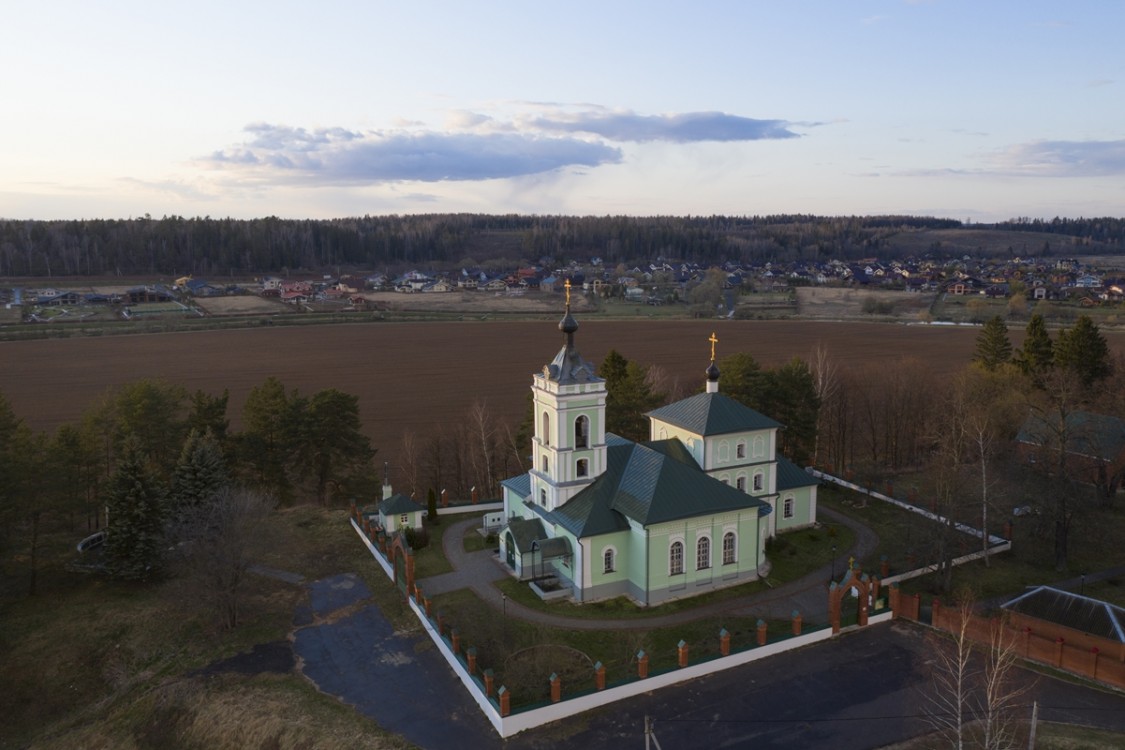 Церковь Троицы Живоначальной, Троицкое (Одинцовский городской округ и ЗАТО Власиха, Краснознаменск, Московская область). общий вид в ландшафте