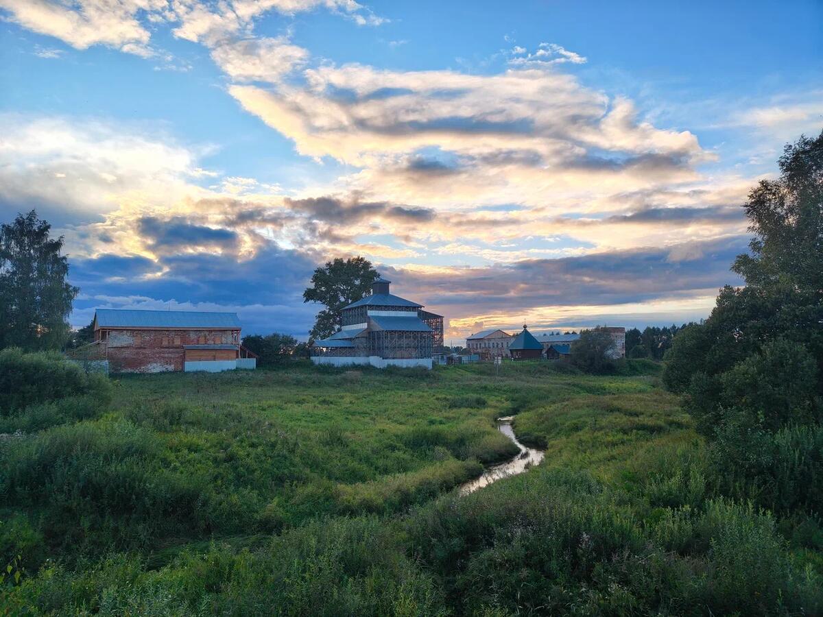 общий вид в ландшафте. Антониев Краснохолмский монастырь, Слобода (Краснохолмский район, Тверская область)