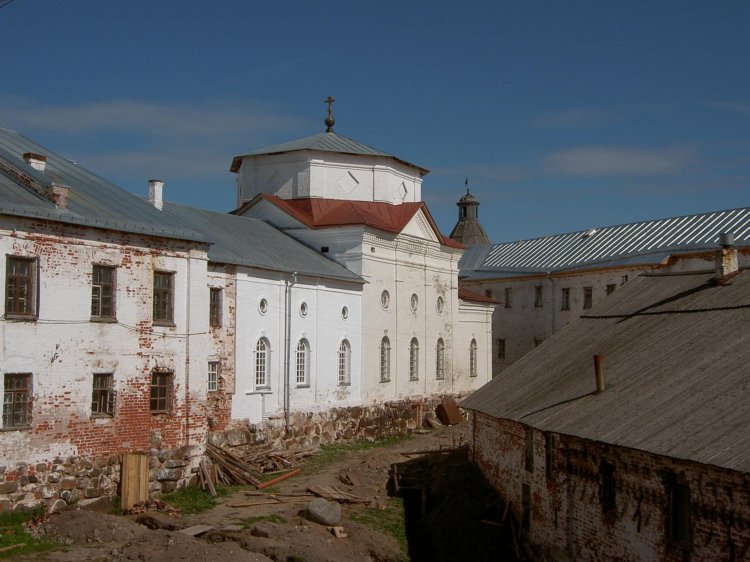 Соловецкий. Спасо-Преображенский Соловецкий монастырь. Церковь Филиппа, митрополита Московского. общий вид в ландшафте