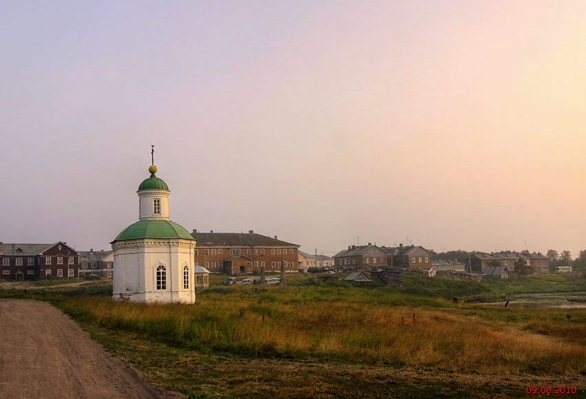 Соловецкий. Спасо-Преображенский Соловецкий монастырь. Часовня Петра и Павла. общий вид в ландшафте