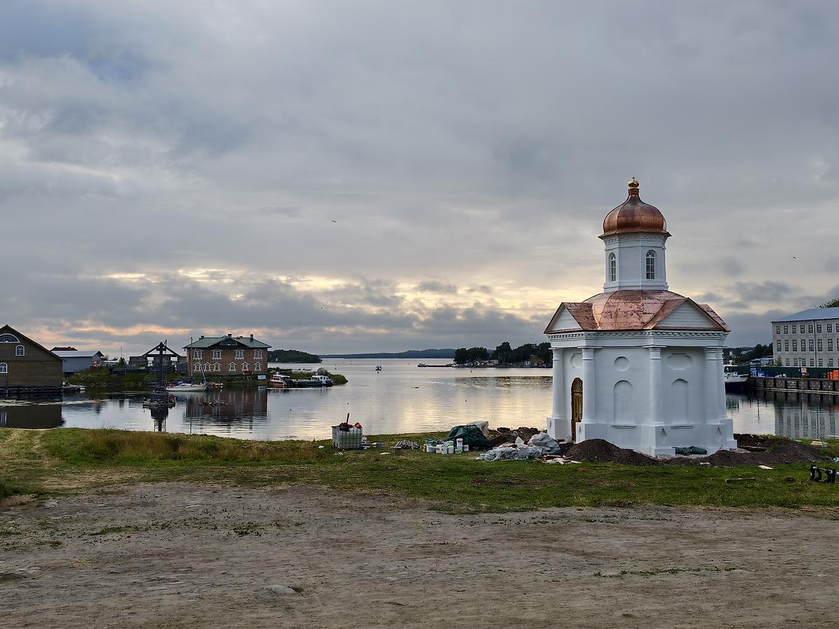 Часовня после реставрационных работ, общий вид в ландшафте. Спасо-Преображенский Соловецкий монастырь. Часовня Александра Невского, Соловецкий (Соловецкий район, Архангельская область)