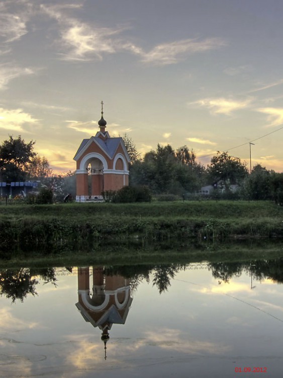 Часовня Георгия Победоносца, Красные Орлы (Чеховский городской округ, Московская область). общий вид в ландшафте