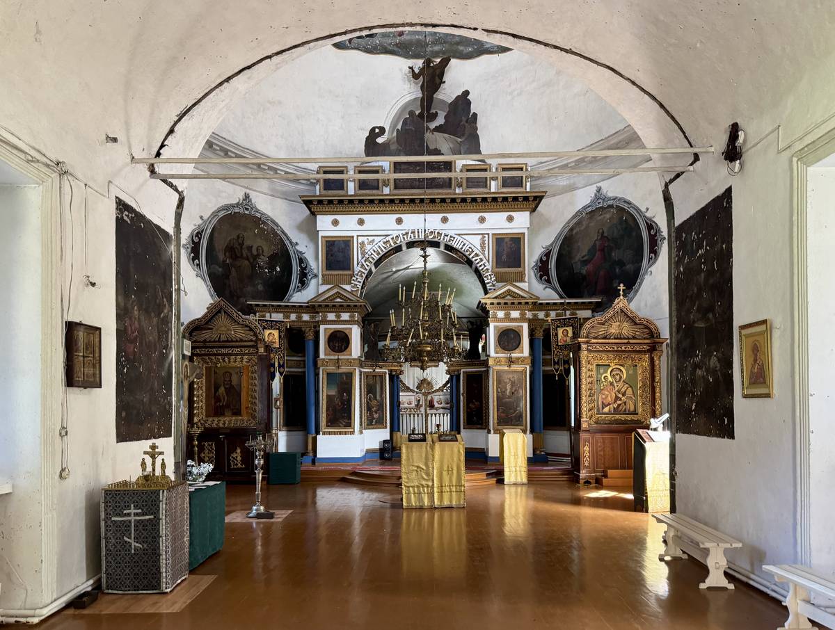 Интерьер, вид от входа, интерьер и убранство. Церковь Преображения Господня, Липецы (Новодугинский район, Смоленская область)