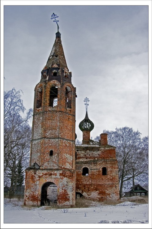 Церковь Троицы Живоначальной, Аристово (Ярославский район, Ярославская область). общий вид в ландшафте, внешний вид со стороны колокольни.