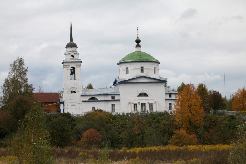 Лютово. Церковь Спаса Нерукотворного Образа. общий вид в ландшафте