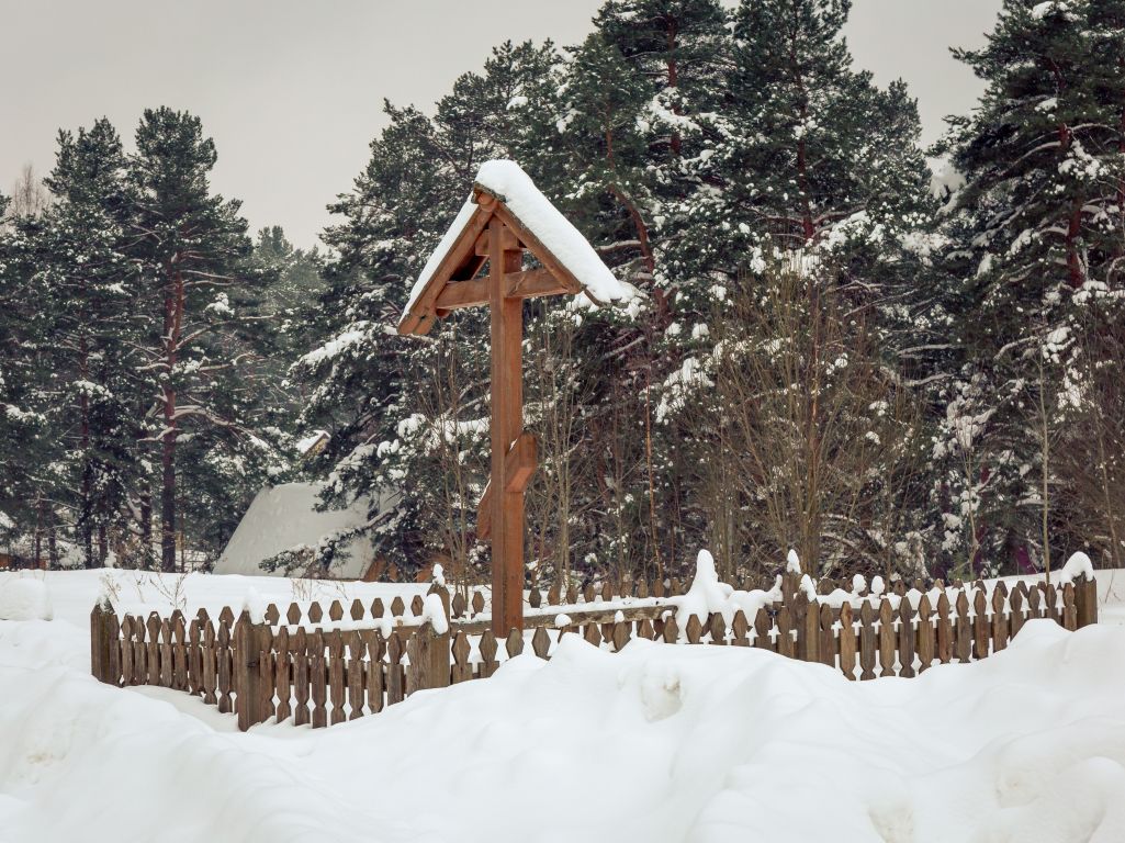 Церковь Троицы Живоначальной, Борисоглебский (Борисоглебский район, Ярославская область). дополнительная информация, Поклонный крест на месте погоста Троице-Борского женского монастыря