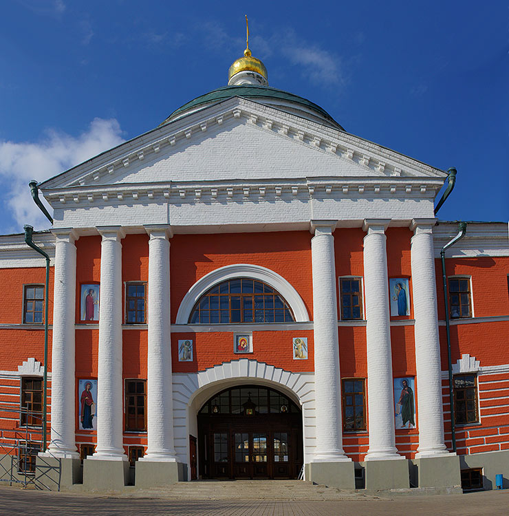 Казанско-Богородицкий монастырь. Церковь Воздвижения Креста Господня, Вахитовский район (Казань, город, Республика Татарстан). архитектурные детали, Панорама фасада от входа в монастырь