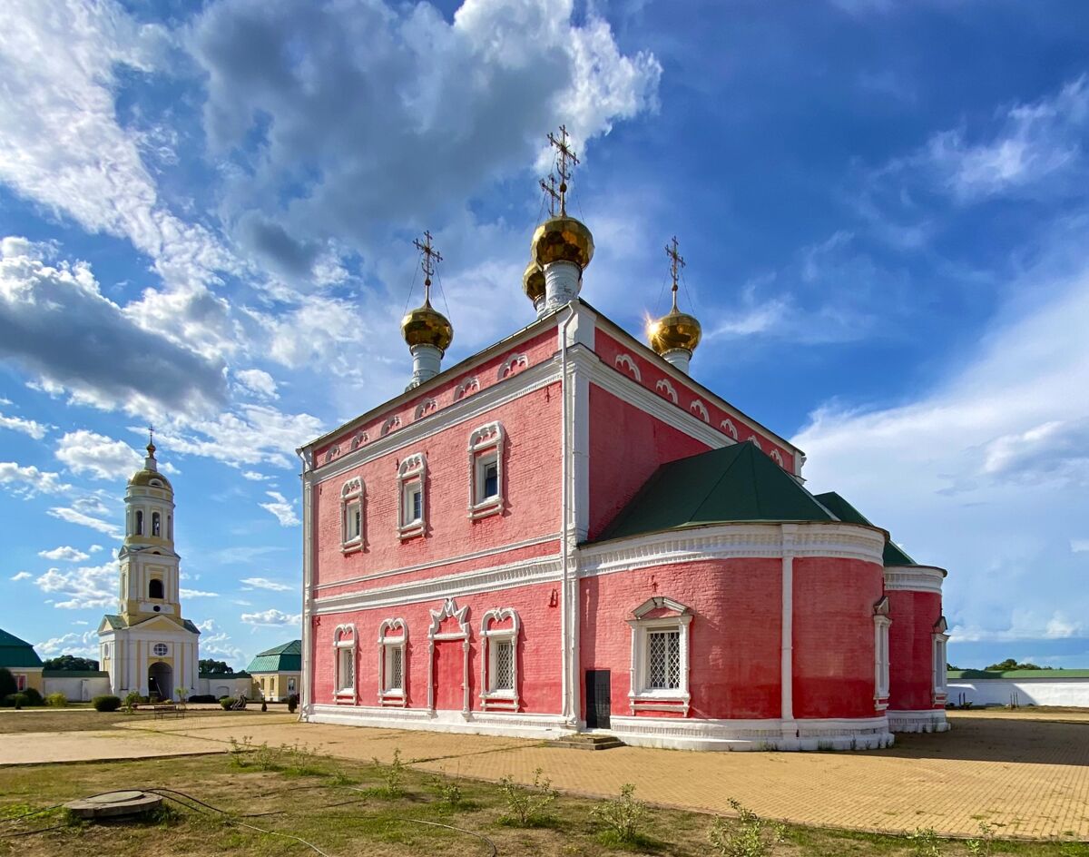 Николо-Чернеевский мужской монастырь. Собор Николая Чудотворца, Старочернеево (Шацкий район, Рязанская область). общий вид в ландшафте, Вид с юго-востока