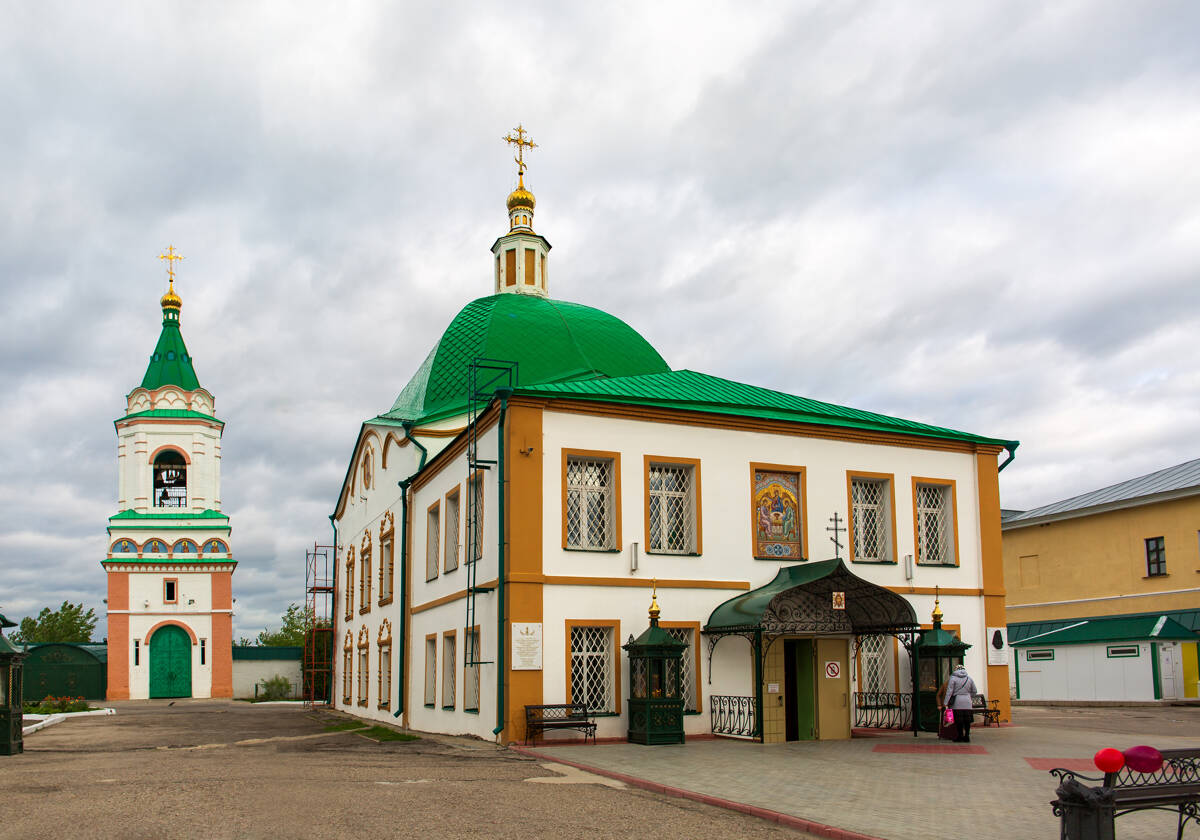 Троицкий мужской монастырь. Собор Троицы Живоначальной, Чебоксары (Чебоксары, город, Республика Чувашия). общий вид в ландшафте
