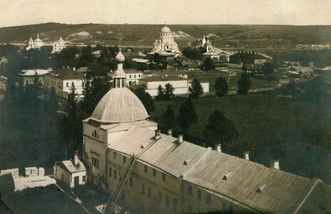 Успенско-Богородичный мужской монастырь. Церковь Германа Казанского и Митрофана Воронежского, Свияжск (Зеленодольский район, Республика Татарстан). архивная фотография, Вид на братский корпус с храмом.Начало XX в. С фотооткрытки.