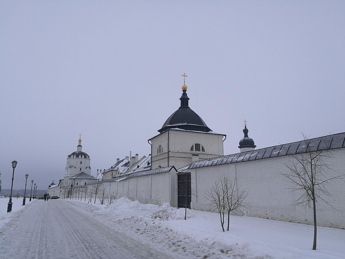 общий вид в ландшафте. Успенско-Богородичный мужской монастырь. Церковь Германа Казанского и Митрофана Воронежского, Свияжск (Зеленодольский район, Республика Татарстан)