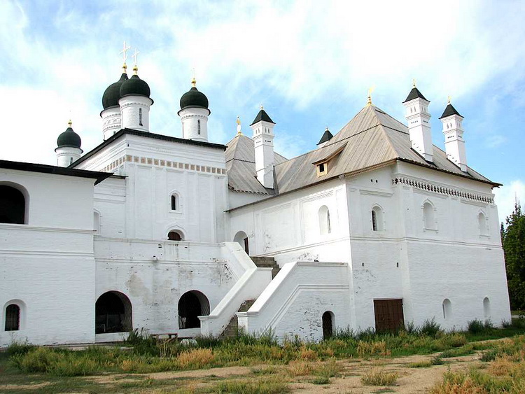 Астрахань. Кремль. Троицкий монастырь. Собор Троицы Живоначальной. фасады, Вид от Кремлёвской стены