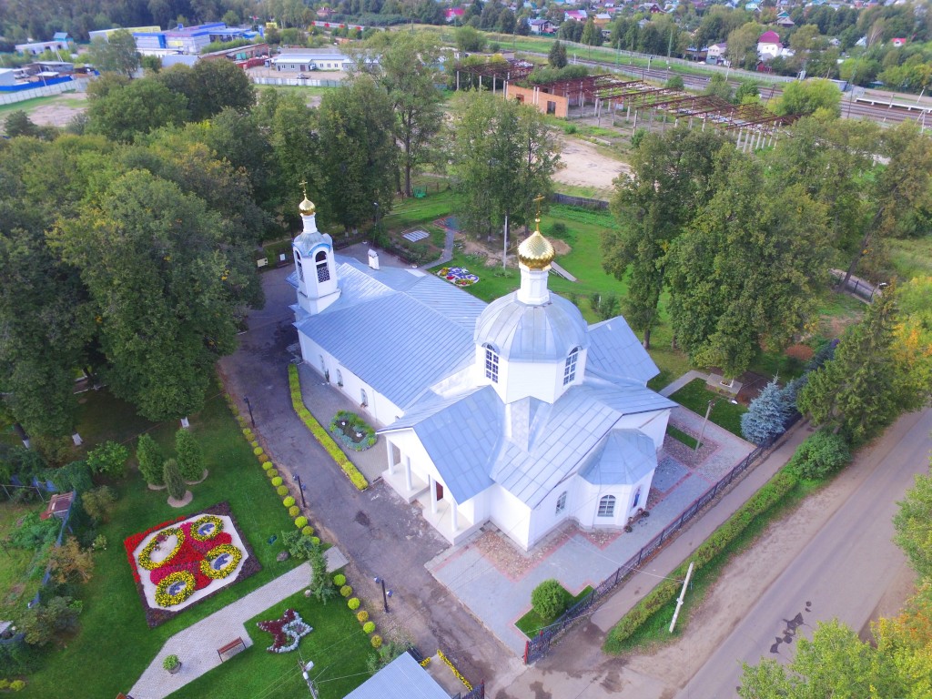 Струнино. Церковь Спаса Преображения. общий вид в ландшафте, Вид с юго-востока, фото с квадрокоптера.