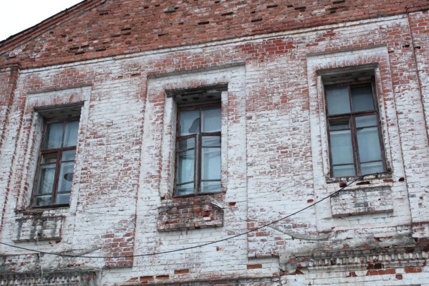 Церковь Усекновения главы Иоанна Предтечи, Большое Каринское (Александровский район, Владимирская область). архитектурные детали, Окна верхнего яруса южного фасада