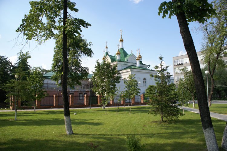 Церковь Симеона Богоприимца, Тюмень (Тюмень, город, Тюменская область). общий вид в ландшафте, Вид со стороны сквера им.Немцова