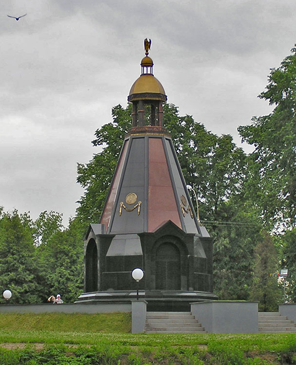 Углич. Часовня Александра Невского. фасады, В середине 2005 года это строение еще не было часовней - креста сверху нет
