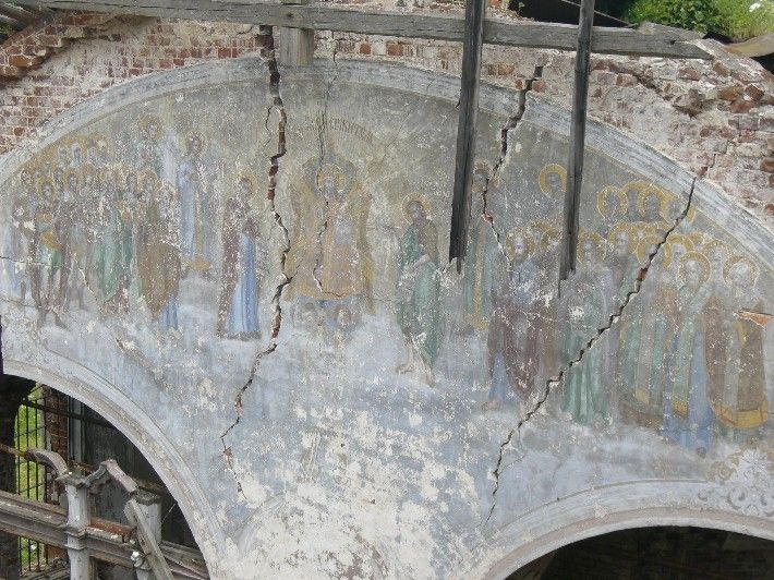 Церковь Димитрия Солунского (Смоленской иконы Божией Матери), Чернеево (Дмитровский городской округ, Московская область). интерьер и убранство, Село Чернеево. Дмитровская (Смоленская) церковь. Роспись над иконостасом в основном объёме храма, крыша полностью отсутствует, вид со стороны колокольни.