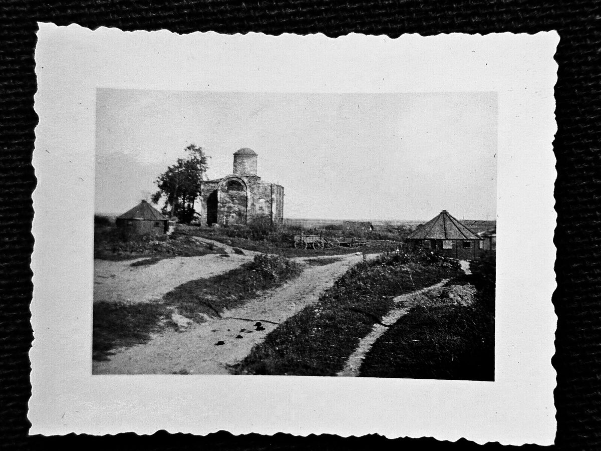 Фото 1942 г. с аукциона e-bay.de, архивная фотография. Церковь Троицы Живоначальной, Голубея (Дубровский район, Брянская область)