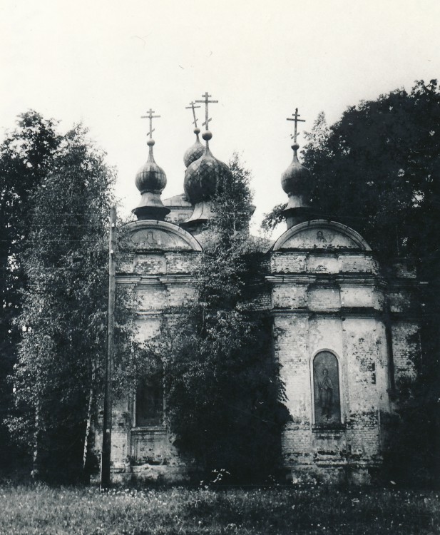 Церковь Димитрия Солунского (Смоленской иконы Божией Матери), Чернеево (Дмитровский городской округ, Московская область). фасады, еще почти в хорошем состоянии