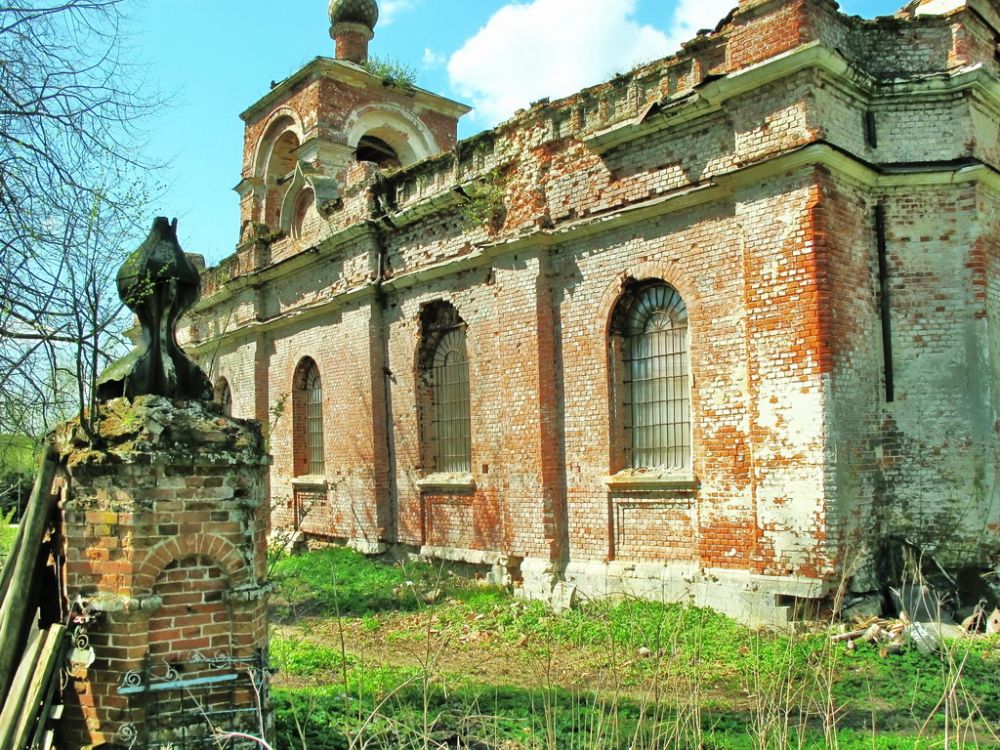 Церковь Димитрия Солунского (Смоленской иконы Божией Матери), Чернеево (Дмитровский городской округ, Московская область). фасады, Дмитрия Солунского церковь в Чернеево.Вид с юго-восточной стороны.На переднем плане неизвестная часовня.