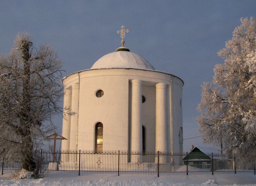 Церковь Ахтырской иконы Божией Матери, Чернетово (Брянский район, Брянская область). фасады, Храм Ахтырской иконы Божией Матери, снято в 10 ч. утра. Показалось солнце и освятило храм нежно розоватым светом.