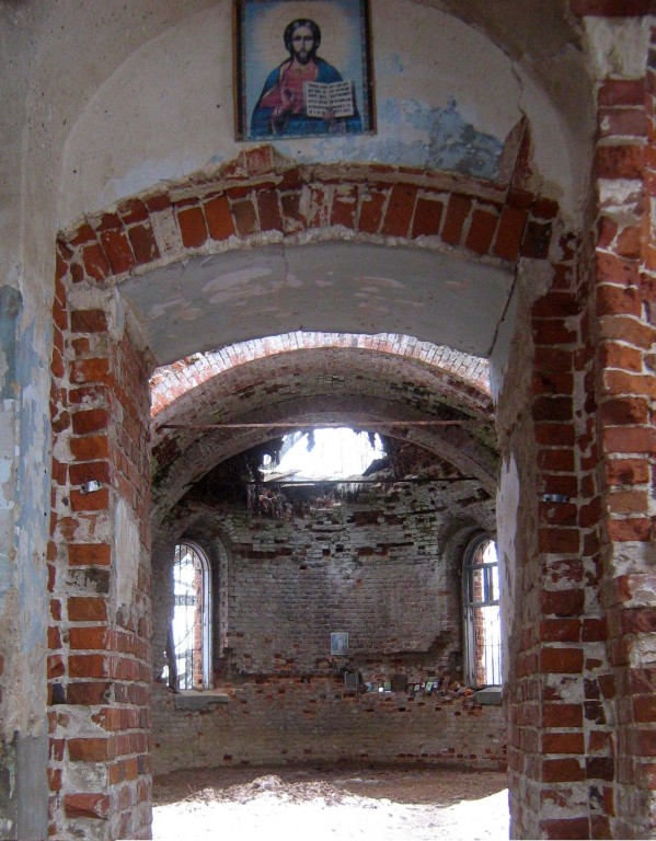 Церковь Рождества Христова, Тимоново (Подболотский погост) (Дмитровский городской округ, Московская область). интерьер и убранство, За последние годы храм пришёл в ещё более плачевное состояние, но православная жизнь в нём всё-таки теплится...