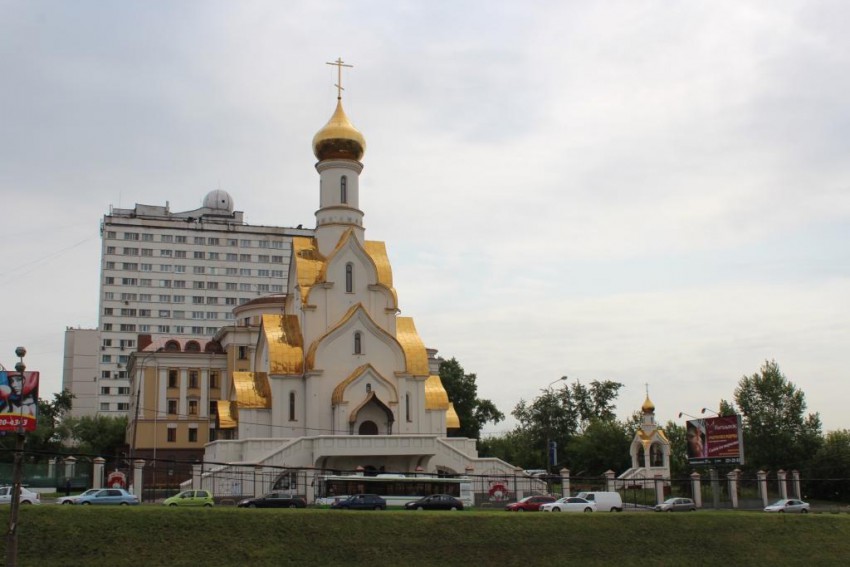 Южнопортовый. Церковь Александра Невского в Кожухове. общий вид в ландшафте