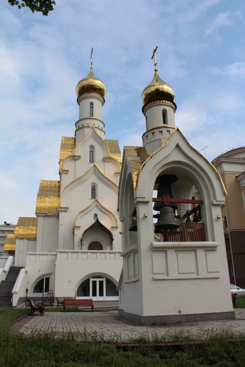 Церковь Александра Невского в Кожухове, Южнопортовый (Юго-Восточный административный округ (ЮВАО), г. Москва). архитектурные детали, Вид с юга: на переднем плане - звонница, на дальнем - храм.
