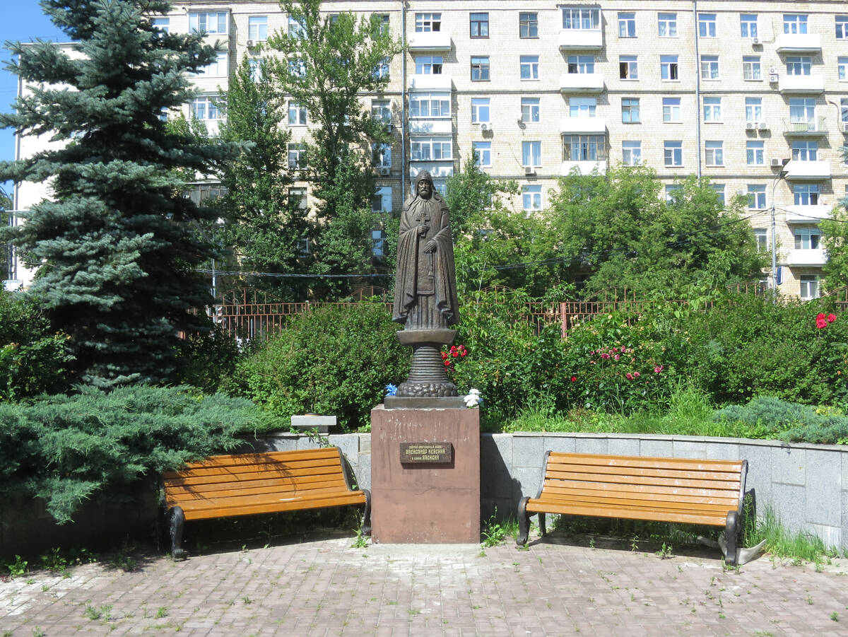 Церковь Александра Невского в Кожухове, Южнопортовый (Юго-Восточный административный округ (ЮВАО), г. Москва). дополнительная информация, Памятник Александру Невскому напротив северного входа в храм