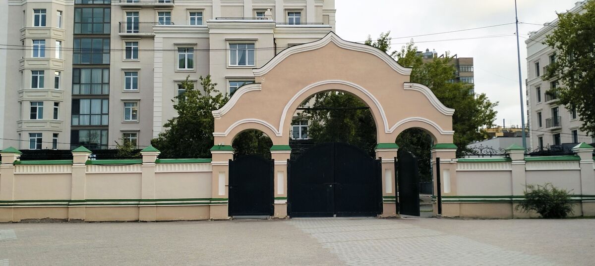 Богородице-Рождественский женский монастырь, Тюмень (Тюмень, город, Тюменская область). дополнительная информация, Арка монастырских ворот, вид с территории монастыря 