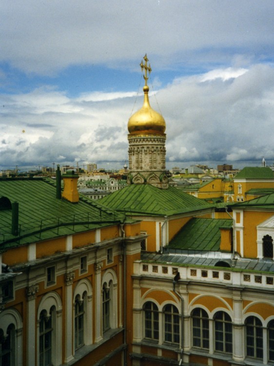 Кремль. Церковь Рождества Пресвятой Богородицы, что на Сенях, Тверской (Центральный административный округ (ЦАО), г. Москва). общий вид в ландшафте, Снимок сделан с верхних этажей Гостевой пристройкт БКД