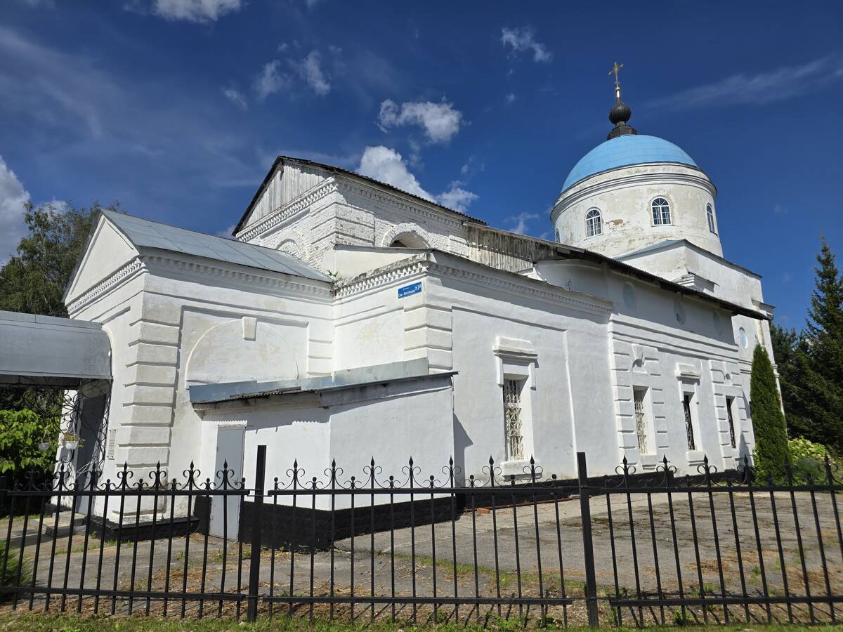 Церковь Введения во храм Пресвятой Богородицы, Чекалин (Суворовский район, Тульская область). общий вид в ландшафте