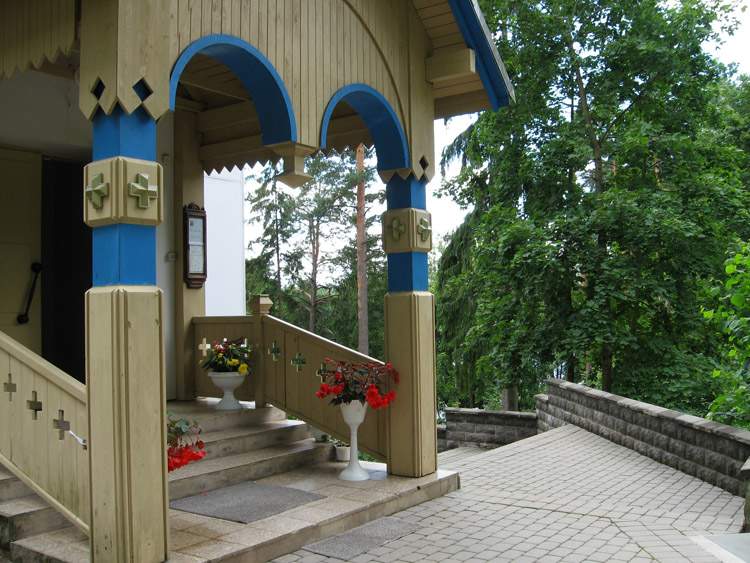 Церковь Николая Чудотворца, Огре (Огрский край, Латвия). архитектурные детали, Крыльцо