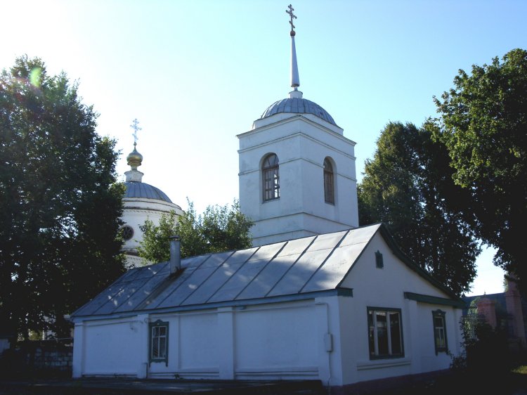 Церковь Николая Чудотворца, Старцево (Лепёшкино) (Орловский район, Орловская область). общий вид в ландшафте, Сторожка и северный фасад церкви.