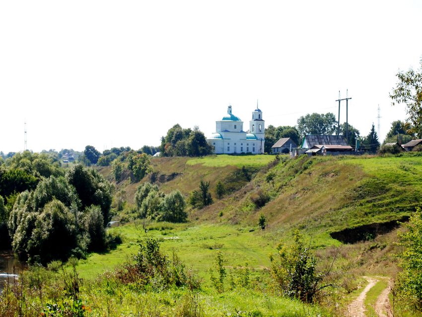 Церковь Иоанна Богослова, Платоново (Орловский район, Орловская область). общий вид в ландшафте, Церковь на высоком левом берегу р. Оптухи