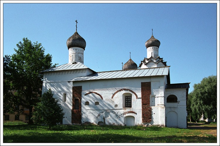 Старая Русса. Спасо-Преображенский монастырь. Церковь Сретения Господня. фасады