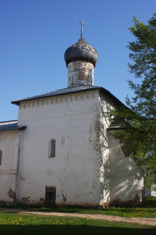 Старая Русса. Спасо-Преображенский монастырь. Церковь Сретения Господня. фасады