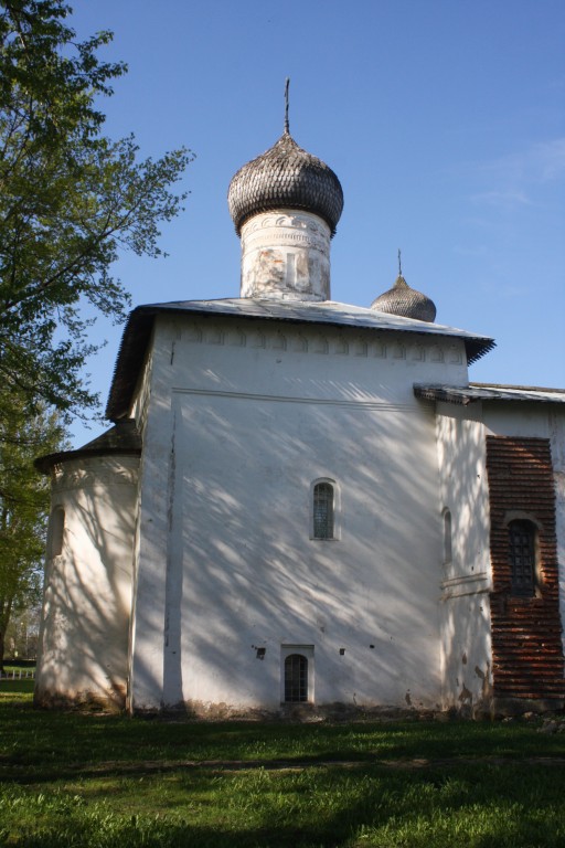 Старая Русса. Спасо-Преображенский монастырь. Церковь Сретения Господня. фасады