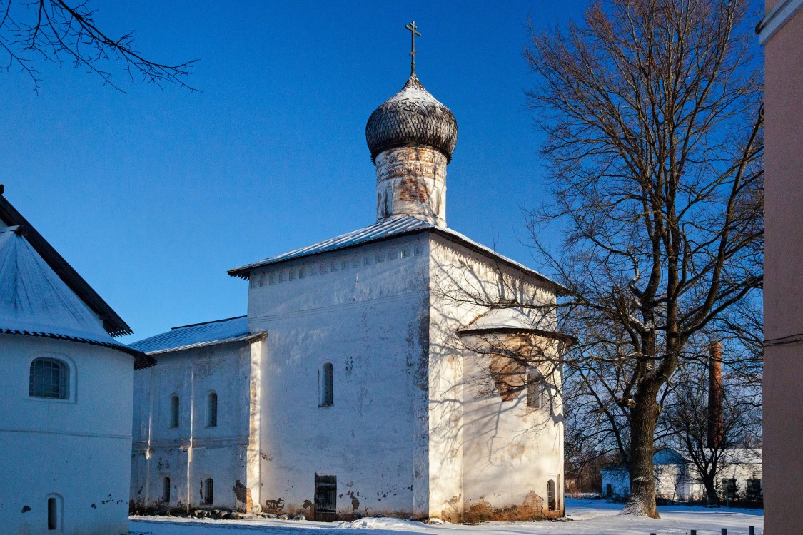 Старая Русса. Спасо-Преображенский монастырь. Церковь Сретения Господня. фасады