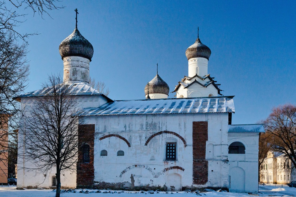 Старая Русса. Спасо-Преображенский монастырь. Церковь Сретения Господня. фасады