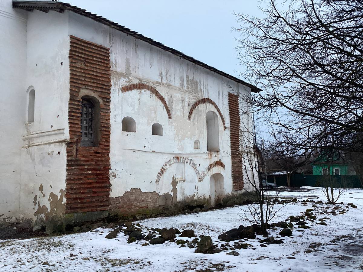 Вид с северо-востока, архитектурные детали. Спасо-Преображенский монастырь. Церковь Сретения Господня, Старая Русса (Старорусский район, Новгородская область)