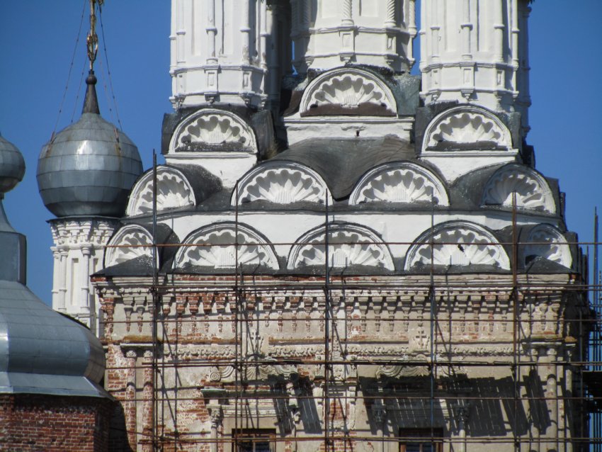Дединово. Церковь Троицы Живоначальной. архитектурные детали, горка кокошников, вид с юго-запада