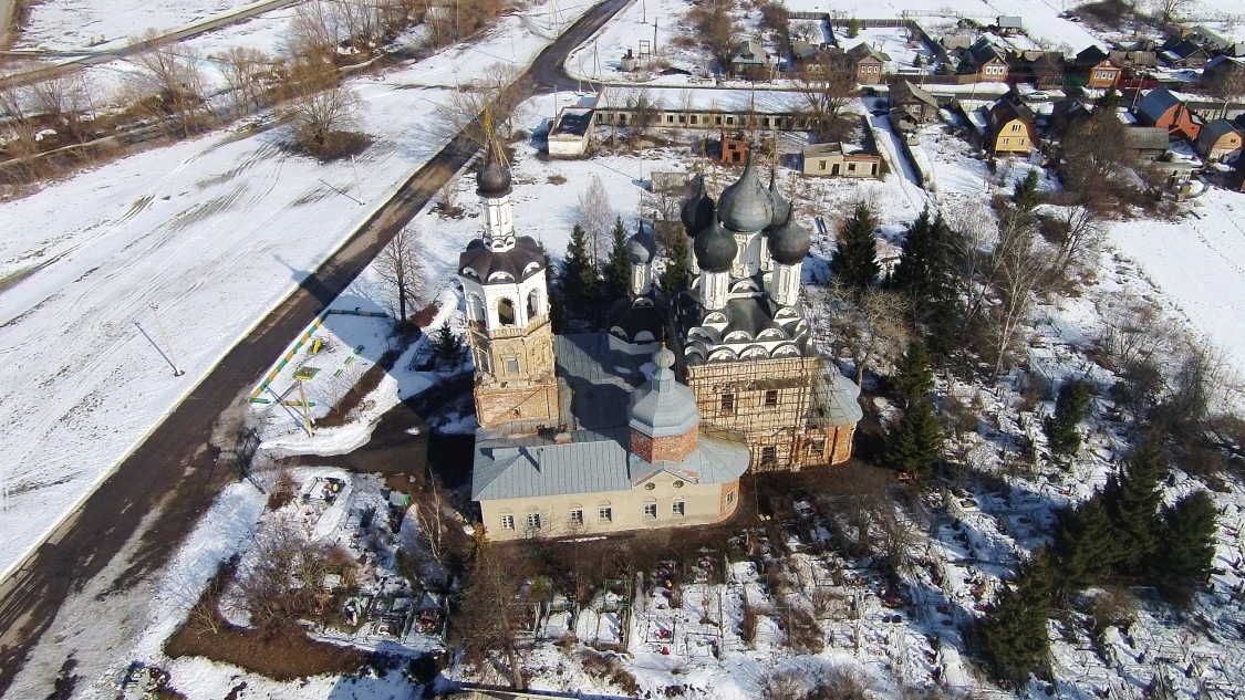 Дединово. Церковь Троицы Живоначальной. общий вид в ландшафте