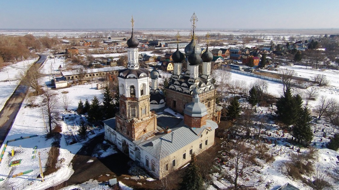 Дединово. Церковь Троицы Живоначальной. общий вид в ландшафте