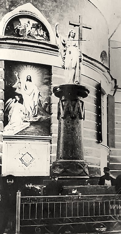 Фотография памятника Л. Д. Измайлову, который находился у апсиды Воскресенского храма села Дединово до 1920-х годов. Над его могилой установили мраморный памятник, на котором возвышалась фигура ангела с большим крестом в руке., архивная фотография. Церковь Воскресения Христова, Дединово (Луховицкий городской округ, Московская область)