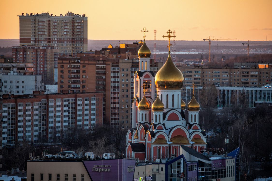 Одинцово. Церковь Георгия Победоносца. общий вид в ландшафте, Вид с 25 этажа на закате.